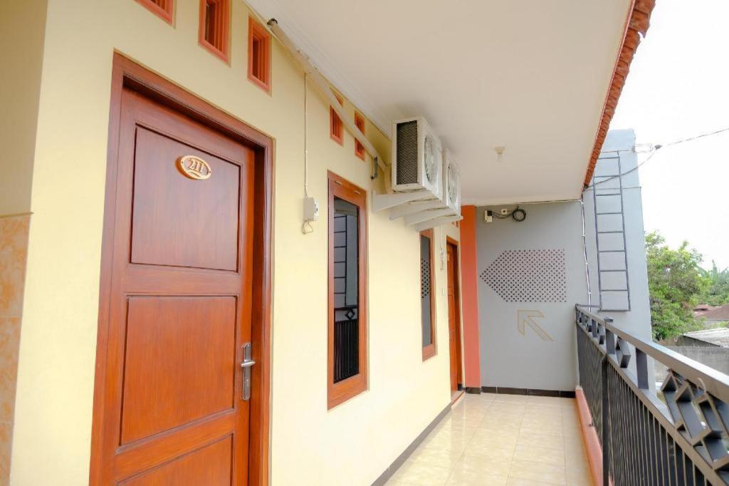 Oyo 2826 Panderman Residence Blitar Exterior foto